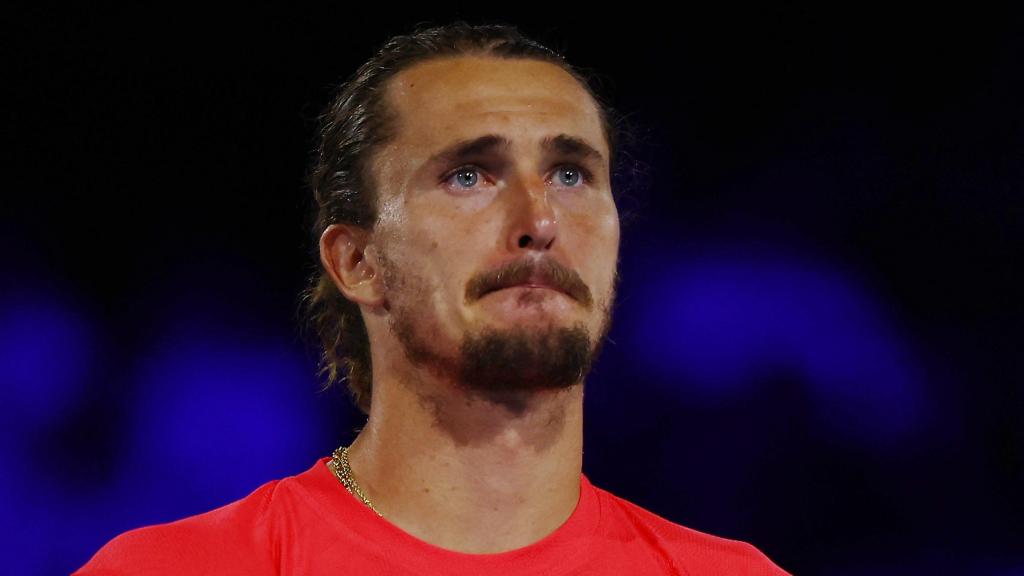 Zverev con lágrimas en los ojos tras perder la final del Open de Australia ante Sinner.