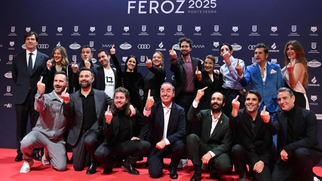 El equipo de 'Casa en llamas', a su llegada a la gala de entrega de la duodécima edición de los Premios Feroz celebrada este sábado en Pontevedra. Foto: EFE/Brais Lorenzo