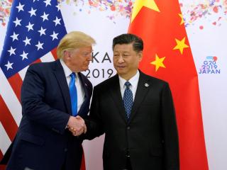 Trump y Xi Jinping se dan la mano antes de su reunión bilateral durante la cumbre de líderes del G20 en Osaka, en 2019.