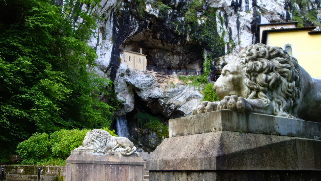 Los leones gallegos en la Santa Cueva de Covadonga. https://blogrealsitiodecovadonga.es