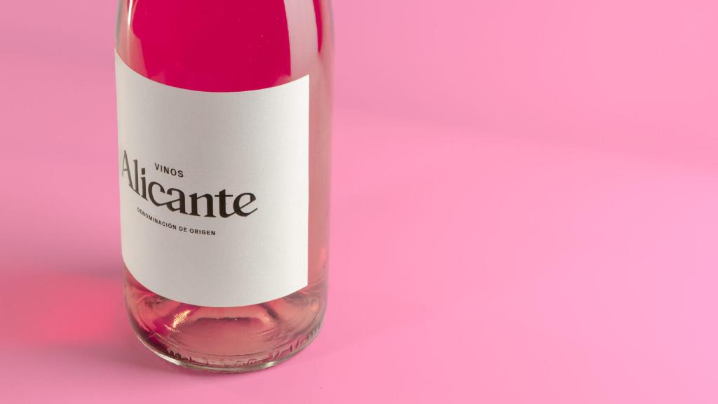 Una botella de Vinos de Alicante.