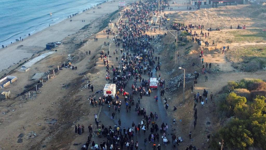 Otra imagen aérea de la caravana humana.