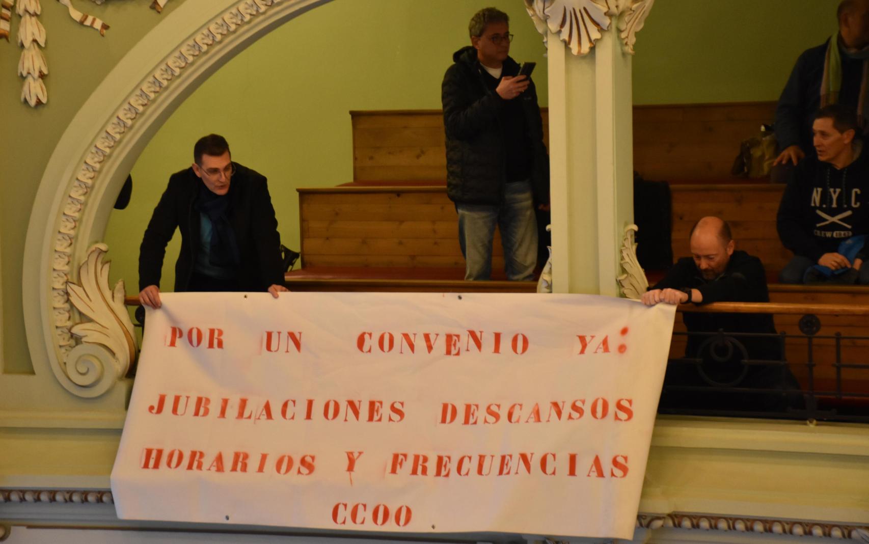 La pancarta ha vuelto a ser desplegada una vez Jesús Julio Carnero lo ha ordenado