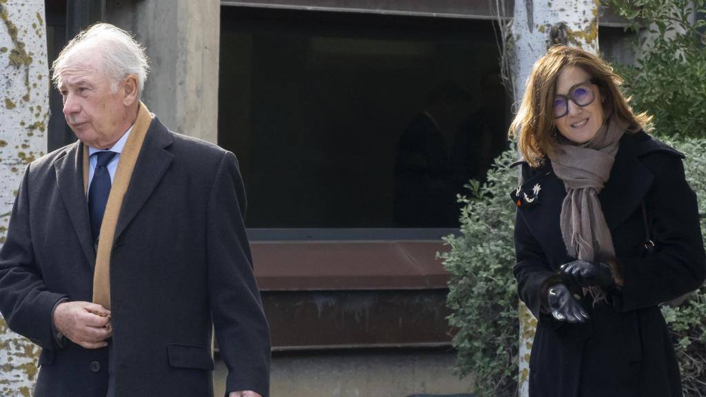 Rodrigo Rato, junto a su mujer, Alicia, en el funeral de César Alierta, en 2024, en Zaragoza.