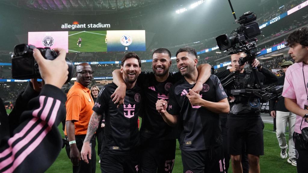 Messi, junto a Marcelo Weigandt y Jordi Alba, sus compañeros en el Inter Miami