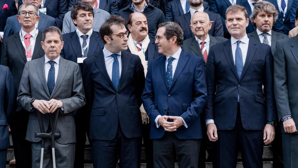Carlos Cuerpo, ministro de Economía, Comercio y Empresa, junto al presidente de Cepyme, Gerardo Cuerva, y el presidente de la CEOE, Antonio Garamendi, en una jornada de Cepyme.