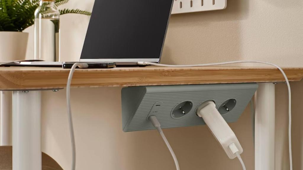 Regleta de Ikea bajo la mesa