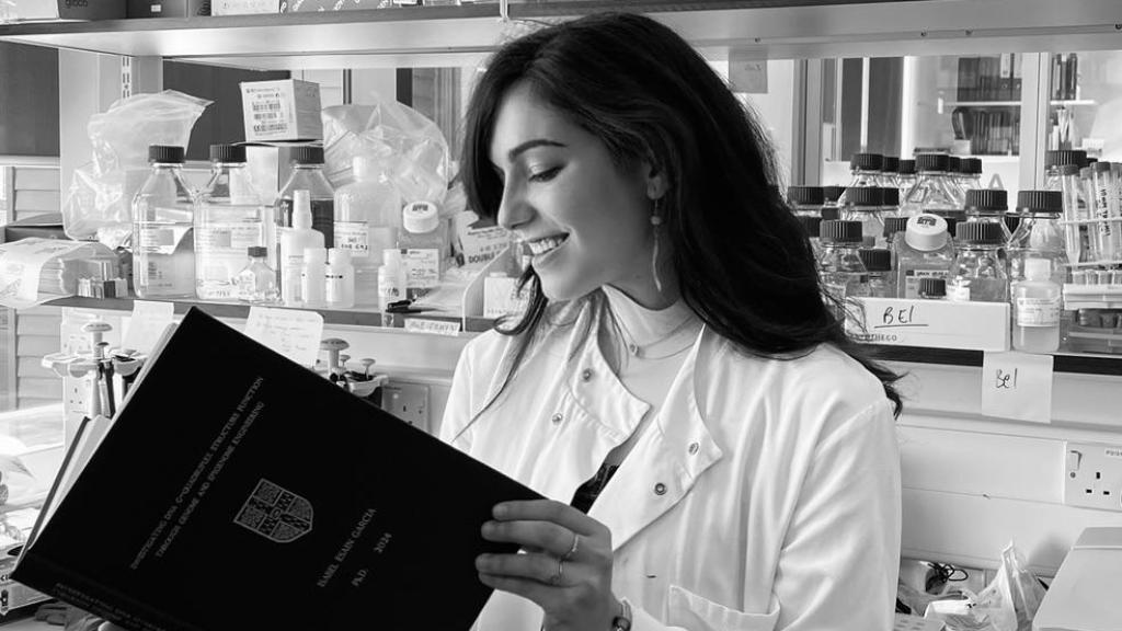 Isabel trabaja con la Premio Nobel de Química.