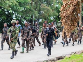 Miembros de las Fuerzas Armadas de la República Democrática del Congo (FARDC) que se han rendido son escoltados por soldados ruandeses tras cruzar la frontera desde Goma, en la República Democrática del Congo, hasta Gisenyi, Ruanda, el 27 de enero de 2025.