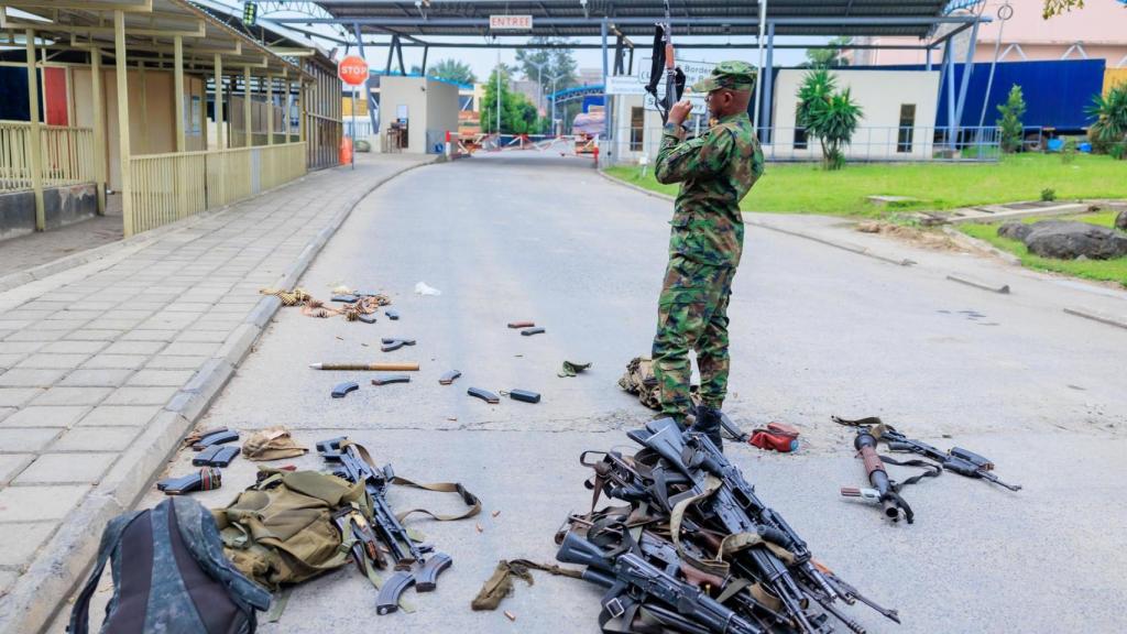 Un soldado ruandés inspecciona las armas confiscadas a los miembros de las Fuerzas Armadas de la República Democrática del Congo (FARDC) que se han rendido tras cruzar la frontera desde Goma, en la República Democrática del Congo, a Gisenyi, Ruanda, el 27 de enero de 2025.