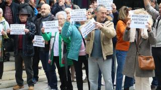 Numerosos vecinos se han concentrado en Zaragoza frente a la Consejería de Sanidad