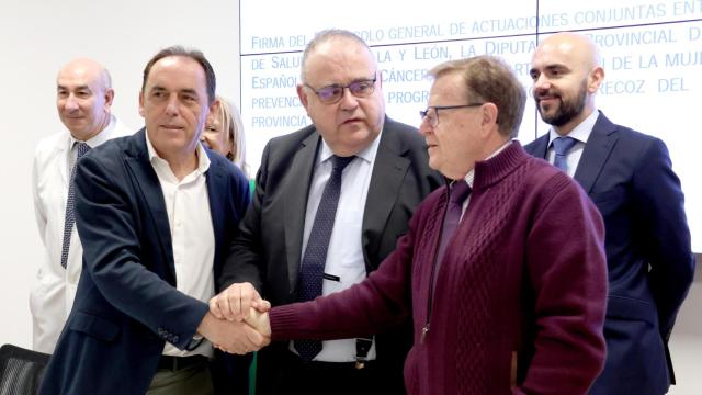 El consejero de Sanidad, Alejandro Vázquez, durante la firma del protocolo con la Diputación de Soria y con la AECC