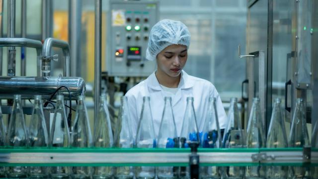 Una operaria en una fábrica.