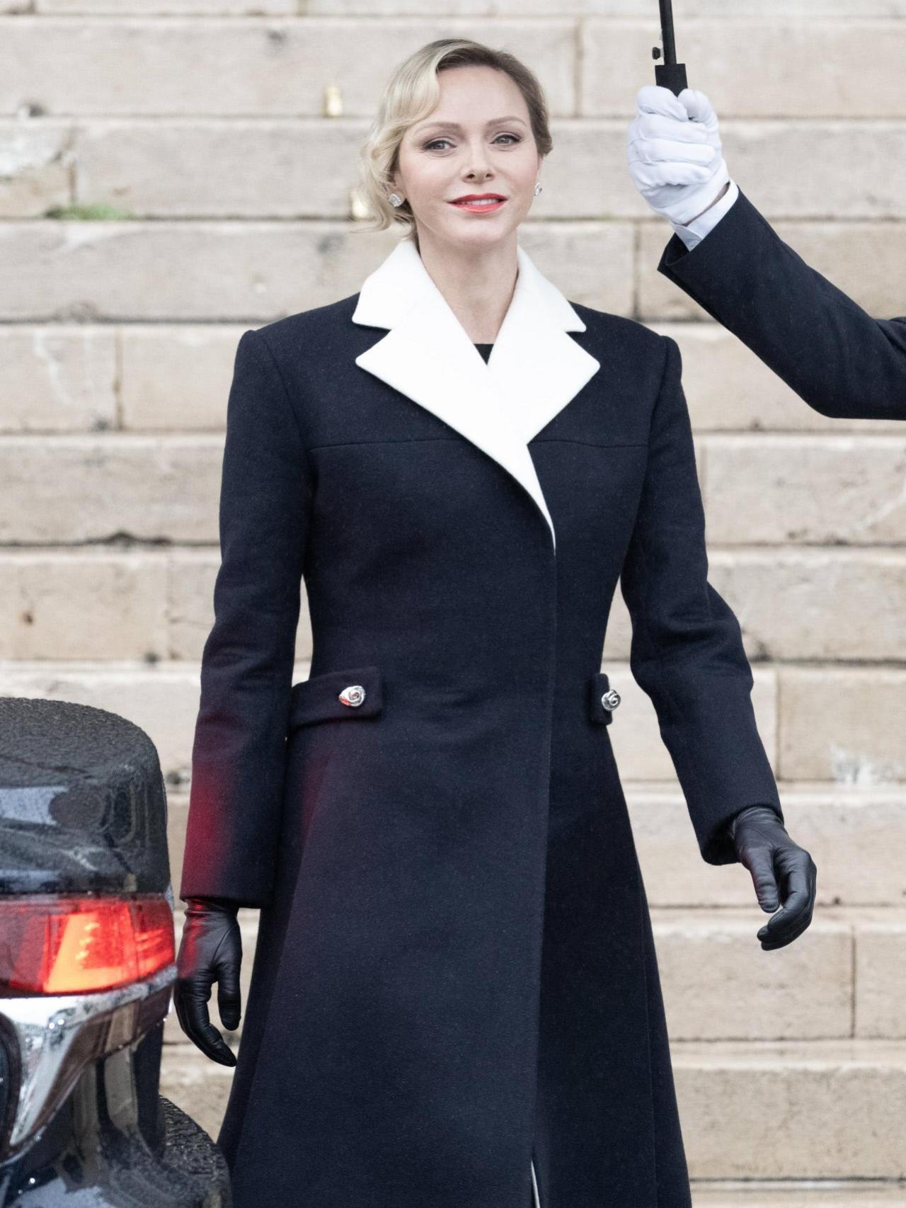 Charlène de Mónaco, posando ante la catedral de Mónaco, este lunes 27 de enero.