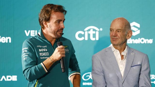 Fernando Alonso y Adrian Newey, durante la presentación del ingeniero con Aston Martin