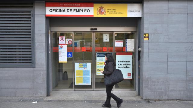 Varias personas con cita previa esperan para entrar en una oficina del SEPE, imagen de archivo. Rober Solsona / Europa Press