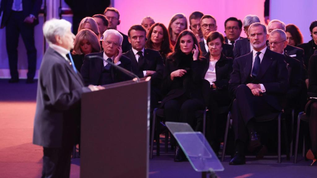 Los Reyes han asistido a la conmemoración del 80º aniversario de la liberación del campo de concentración y exterminio de Auschwitz-Birkenau (Polonia), coincidiendo con el Día Internacional de Conmemoración Anual en Memoria de las Víctimas del Holocausto.