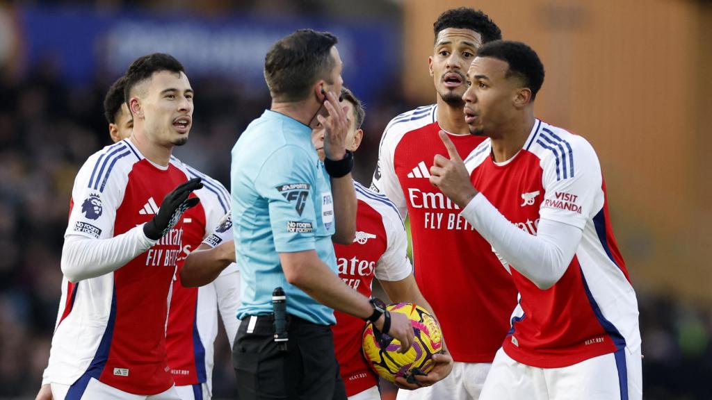 Los jugadores del Arsenal protestan a Michael Oliver la expulsión de Lewis-Skelly.
