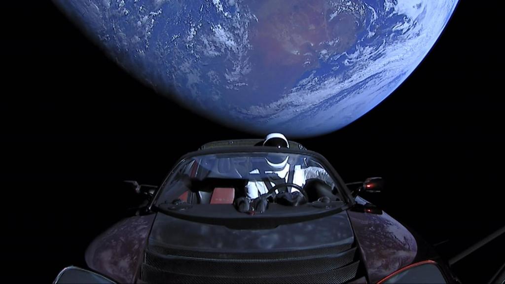 Imagen del maniquí SpaceMan captada desde las cámaras externas del Tesla Roadster de Musk.