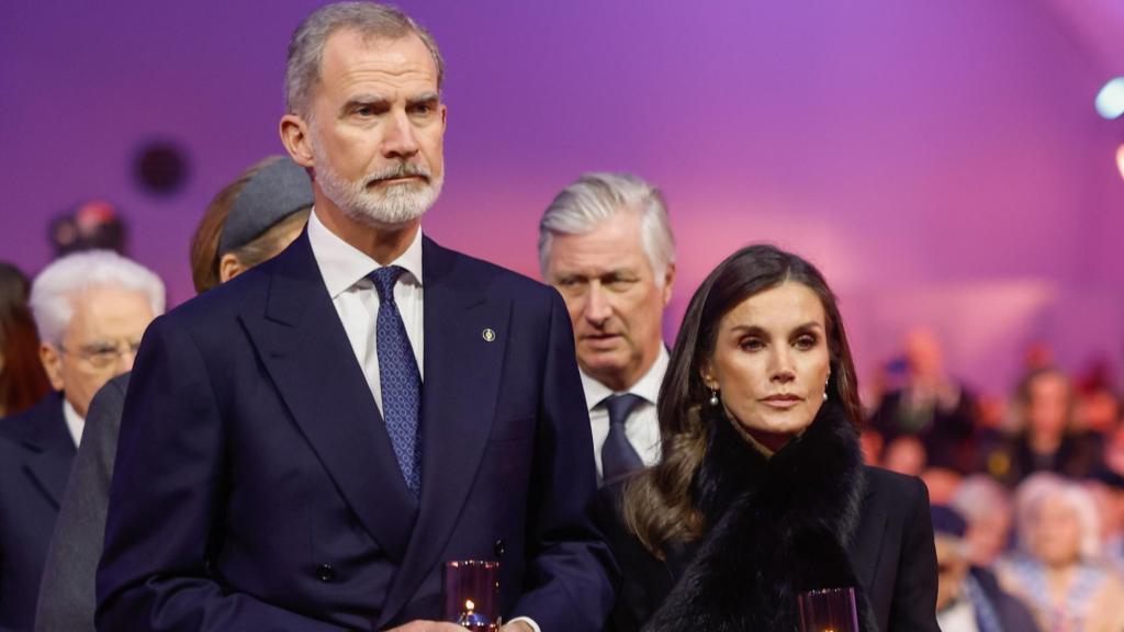 Los reyes Felipe VI y Letizia, este lunes en Oświęcim (Polonia).