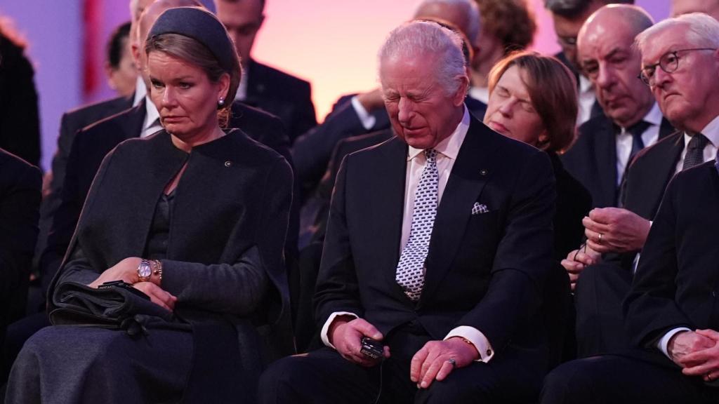 Carlos III, muy emocionado durante el discurso de uno de los supervivientes del Holocausto.