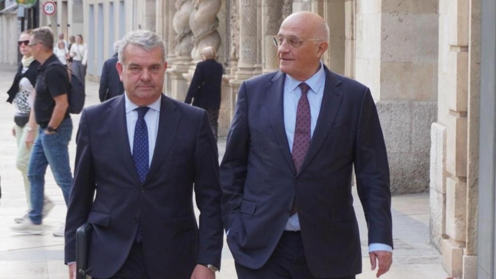 Llegada de Oliu (derecha) al Ayuntamiento de Alicante.