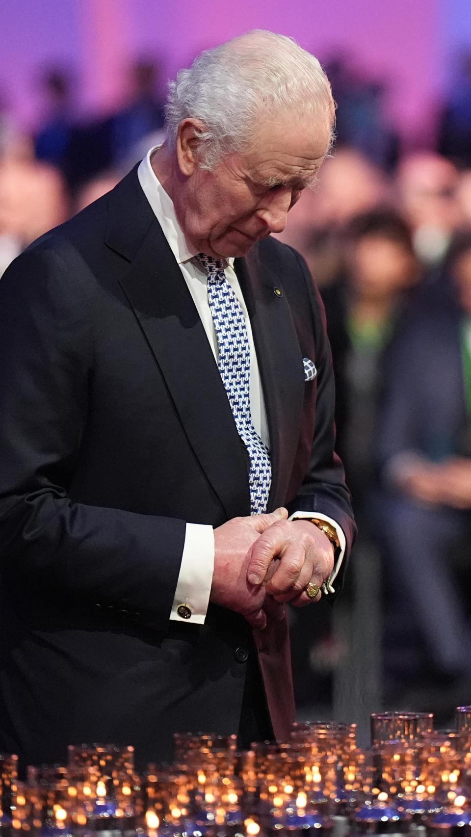 Carlos III depositando una vela.