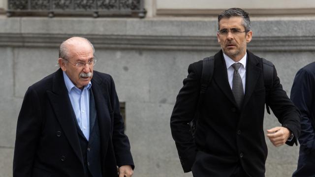 El ex presidente de Sacyr, Luis del Rivero, en la Audiencia Nacional, junto a su abogado, Jaime Campaner.