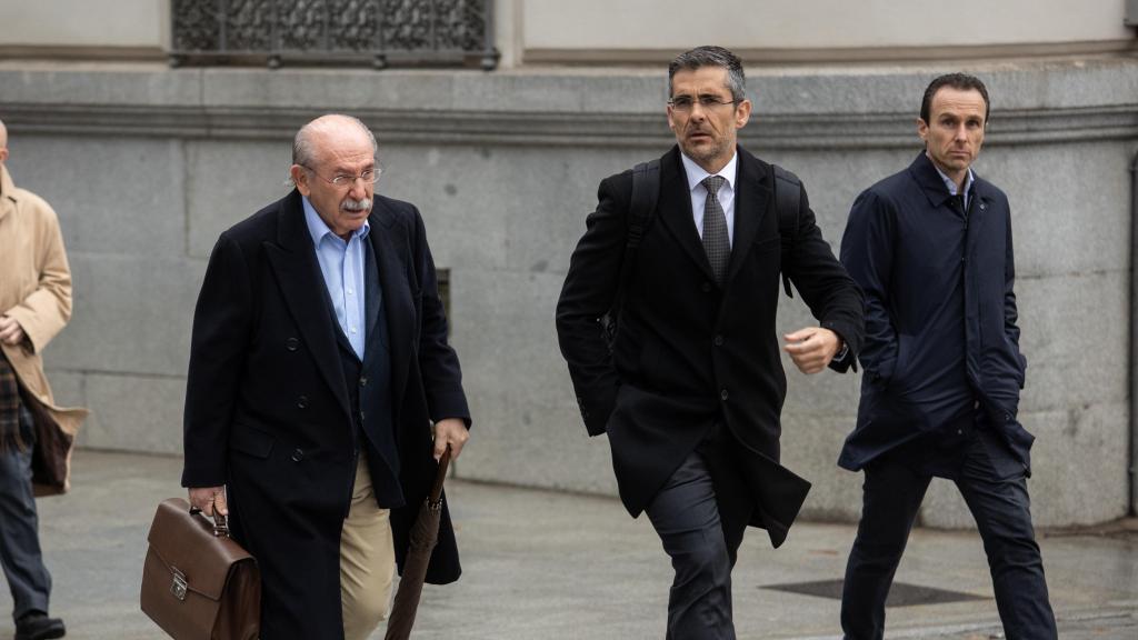 El ex presidente de Sacyr, Luis del Rivero, en la Audiencia Nacional, junto a su abogado, Jaime Campaner.