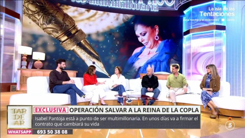 Ana Rosa junto a los colaboradores en 'TardeAR'