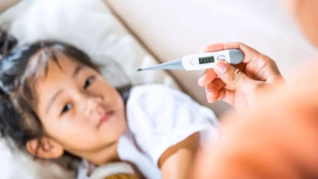 Foto de archivo de un niño con fiebre