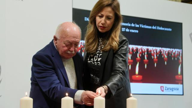 Natalia Chueca y  Zvi Wszlamowicz encienden la sexta vela.