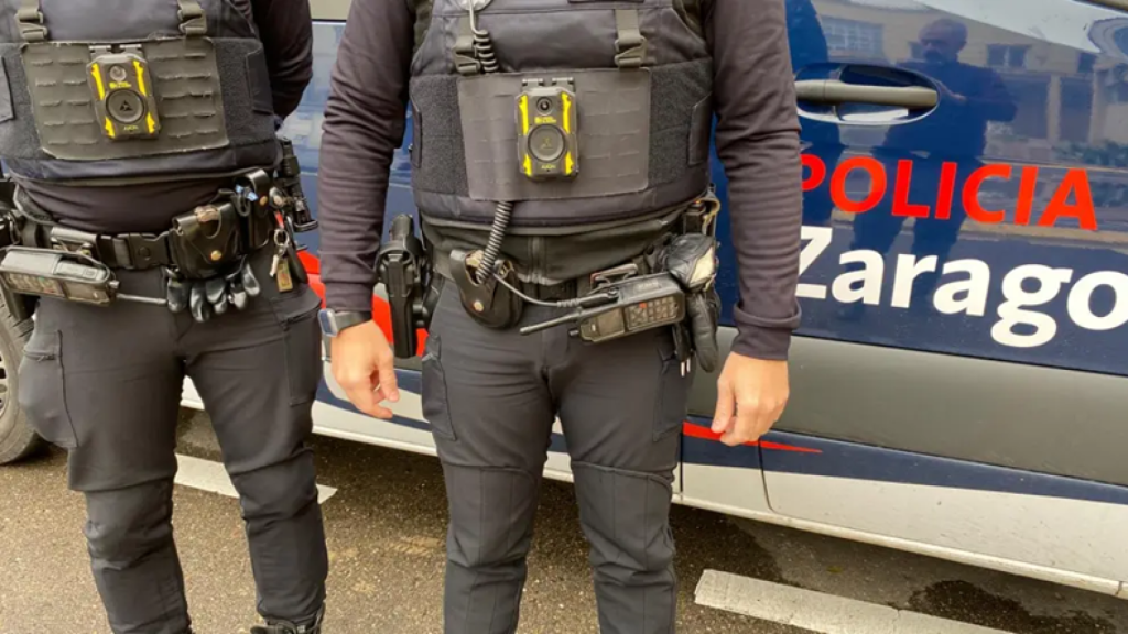 Dos agentes lucen las nuevas cámaras corporales en Zaragoza.
