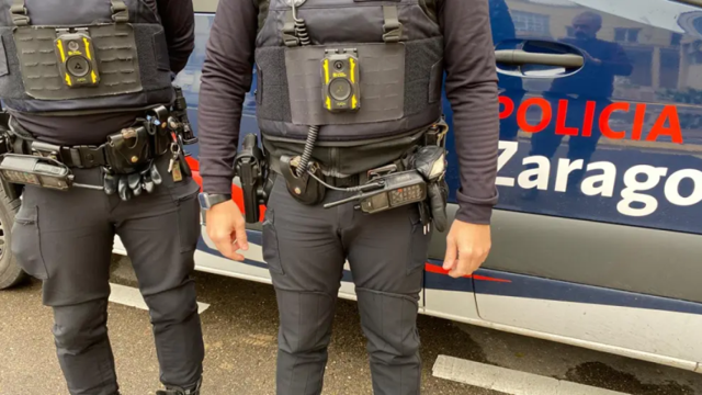 Dos agentes lucen las nuevas cámaras corporales en Zaragoza.