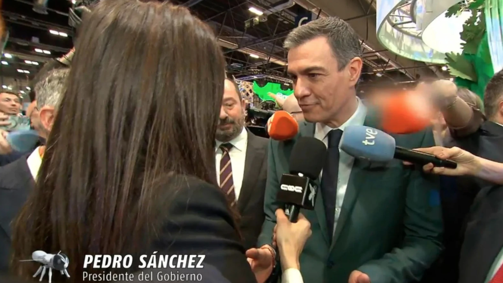 Pedro Sánchez atiende a la reportera del 'CQC' Ana Francisco en Fitur.