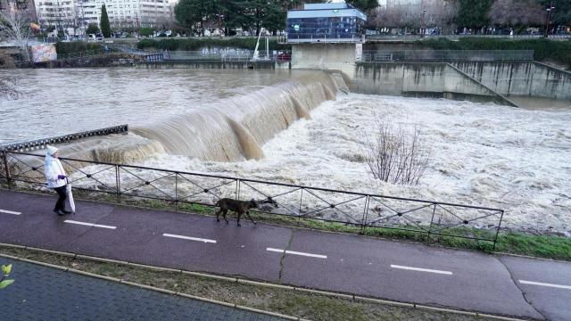 Crecida del río Bernesga a su paso por la ciudad de León
