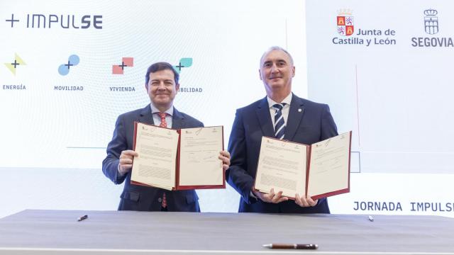 El presidente de la Junta de Castilla y León, Alfonso Fernández Mañueco; junto al alcalde de Segovia, José Mazarías; presentan el Programa ImpulSE: Energía, Vivienda y Sostenibilidad, este lunes en la capital segoviana