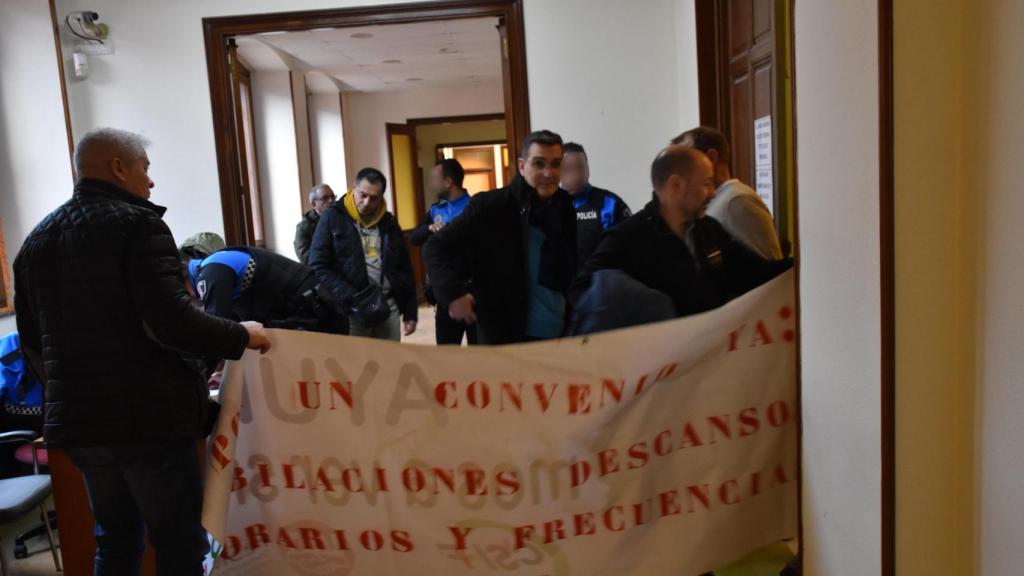 Momento en el que se vuelve a introducir la pancarta en la tribuna del salón de plenos tras ser retirada e identificados los autores por la Policía Muncipal