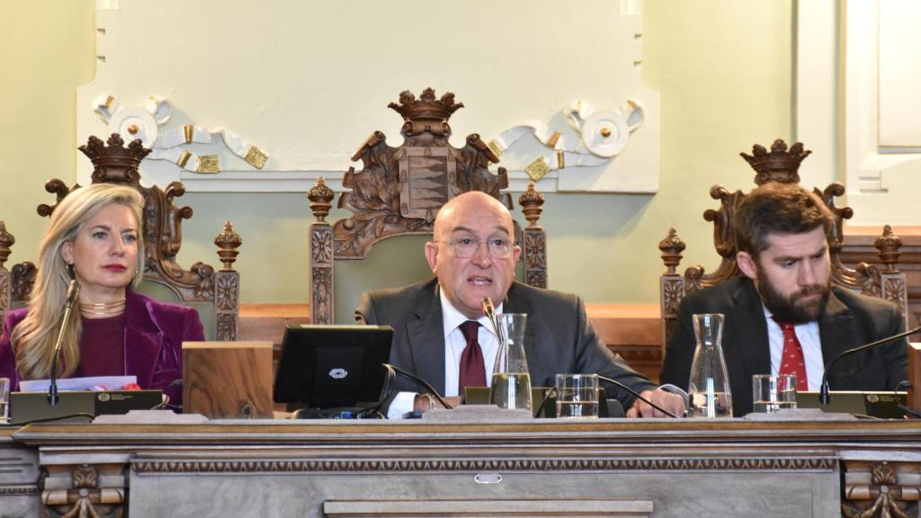 Irene Carvajal, Jesús Julio Carnero y Francisco Blanco durante el pleno municipal del Ayuntamiento de Valladolid este lunes, 27 de enero