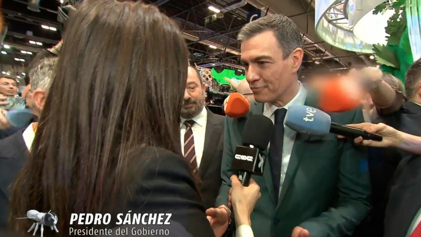 Pedro Sánchez atiende a la reportera del 'CQC' Ana Francisco en Fitur.