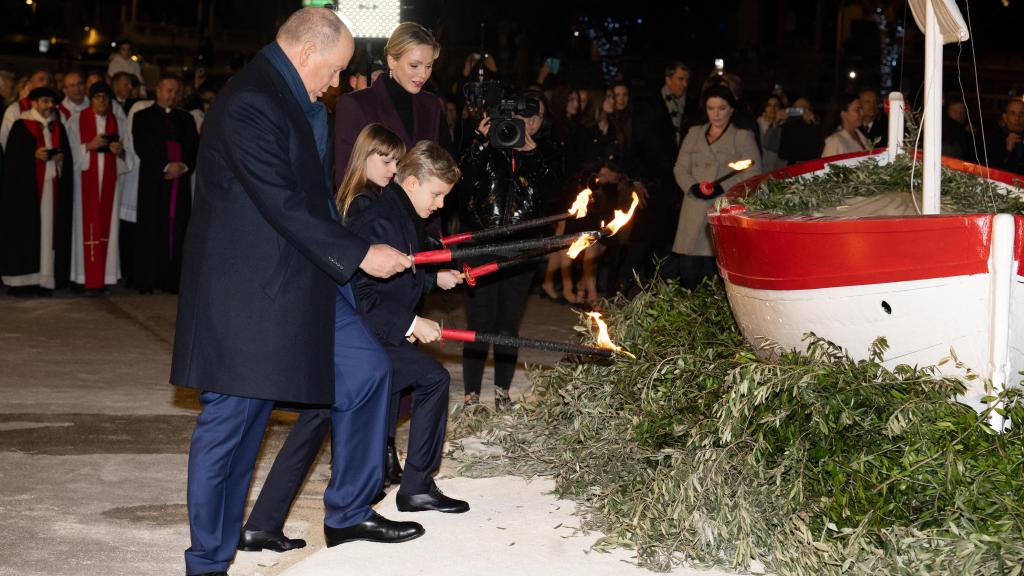 Alberto de Mónaco junto a su mujer y sus dos hijos en común han encendido el fuego.