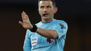 Michael Oliver, durante el partido de Premier League entre el Wolverhampton y el Arsenal.