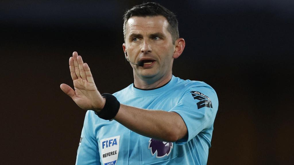 Michael Oliver, durante el partido de Premier League entre el Wolverhampton y el Arsenal.