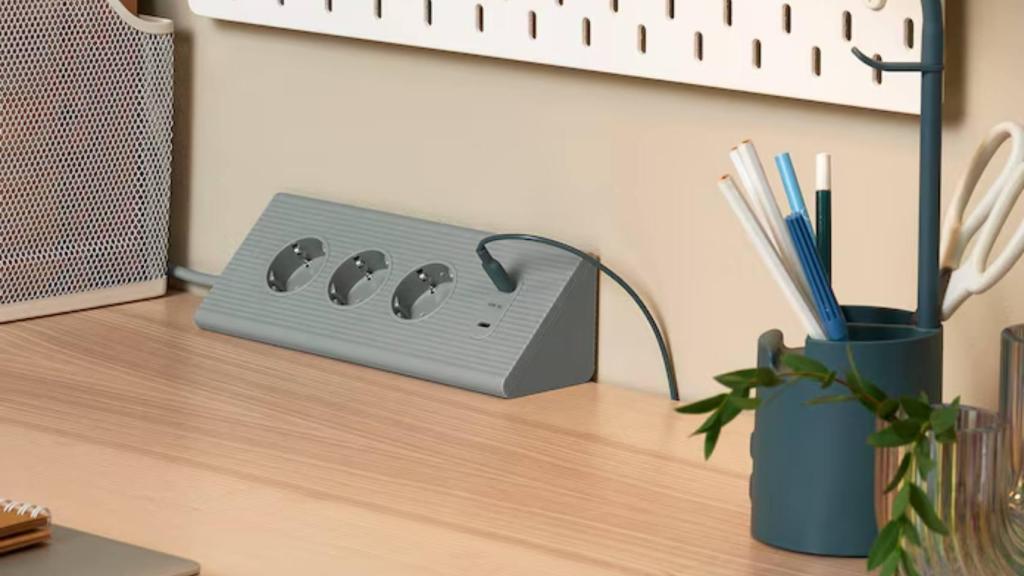 Adiós a los cargadores, esta regleta de escritorio es todo lo que necesitas para cargar tus dispositivos