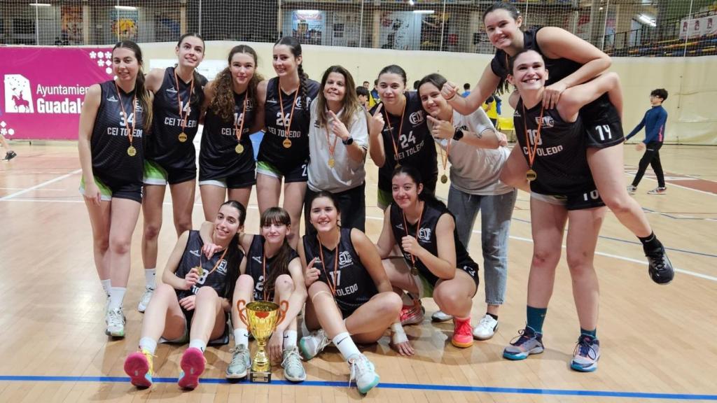 El CB CEI Toledo Junior Femenino tras la victoria.
