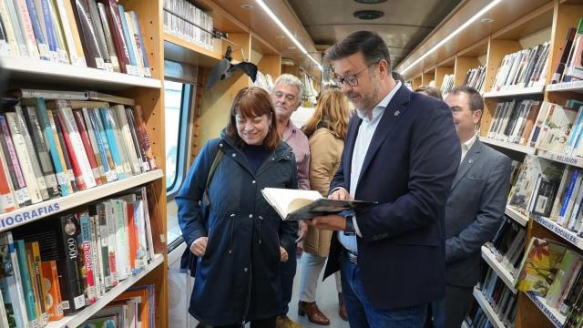 Amador Pastor, consejero de Educación, Cultura y Deportes de Castilla-La Mancha, en un Bibliobús.