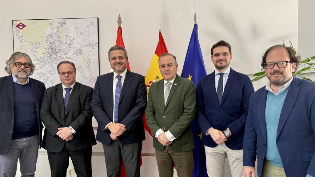 Reunión de trabajo del alcalde de Talavera de la Reina, José Julián Gregorio, con el consejero de Transportes de Madrid, Jorge Rodrigo.