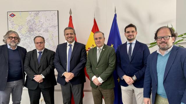 Reunión de trabajo del alcalde de Talavera de la Reina, José Julián Gregorio, con el consejero de Transportes de Madrid, Jorge Rodrigo.