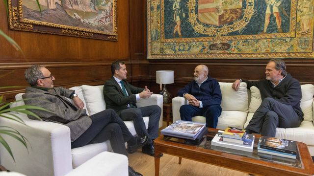 El alcalde de Toledo, Carlos Velázquez, ha mantenido una reunión institucional con el presidente de Icomo, Juan Carlos Molina. Al encuentro de una hora de duración también asistió el concejal de Urbanisno, Florentino Delegado, y José Alberto Alonso, miembro de la Ejecutiva de Icomos.