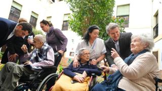 Alberto Núñez Feijóo y Juanma Moreno, durante su visita a un centro de mayores en Córdoba.